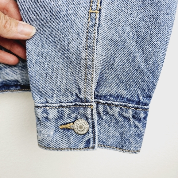 Old Navy #821525 Classic Denim Jean Jacket Distressed NWT Petite - Picture 5 of 9